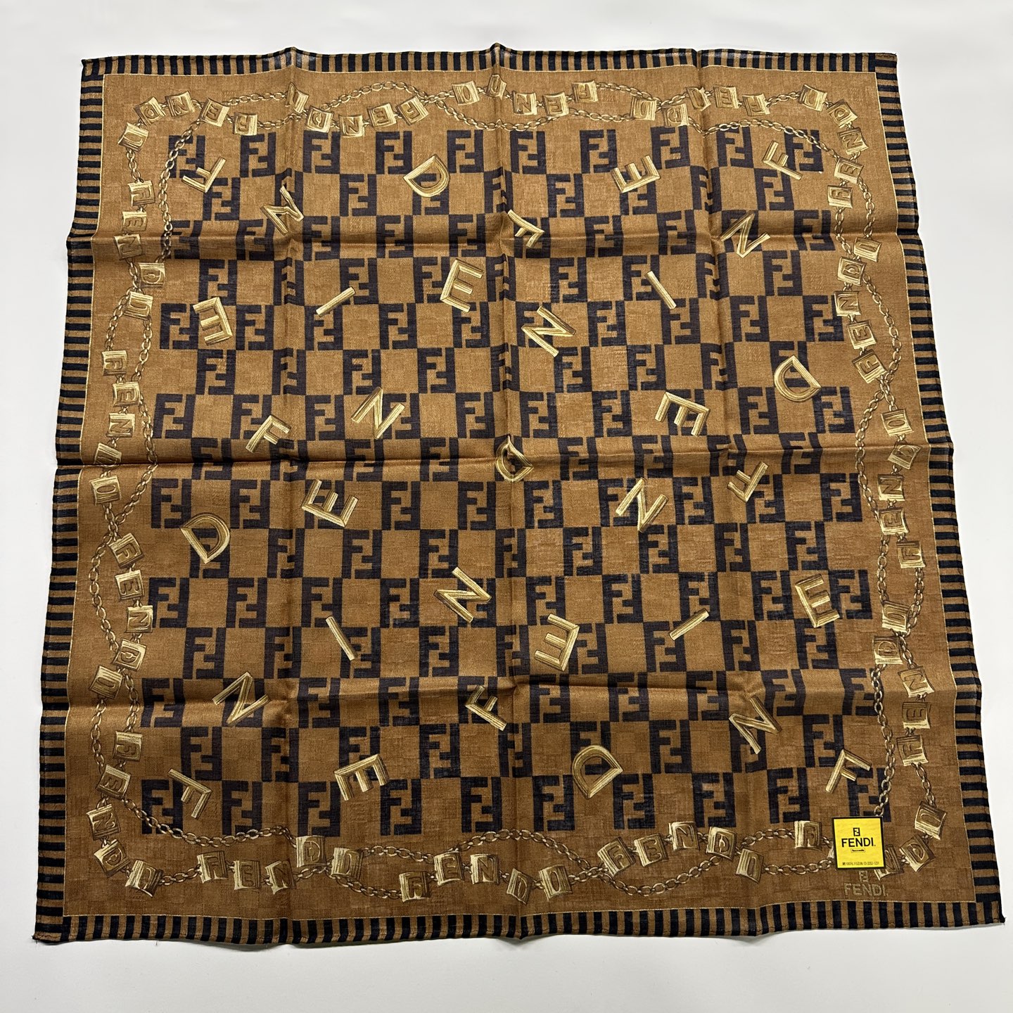 99新 FENDI/芬迪 女士咖色老花+Fendi字母印花方巾149803