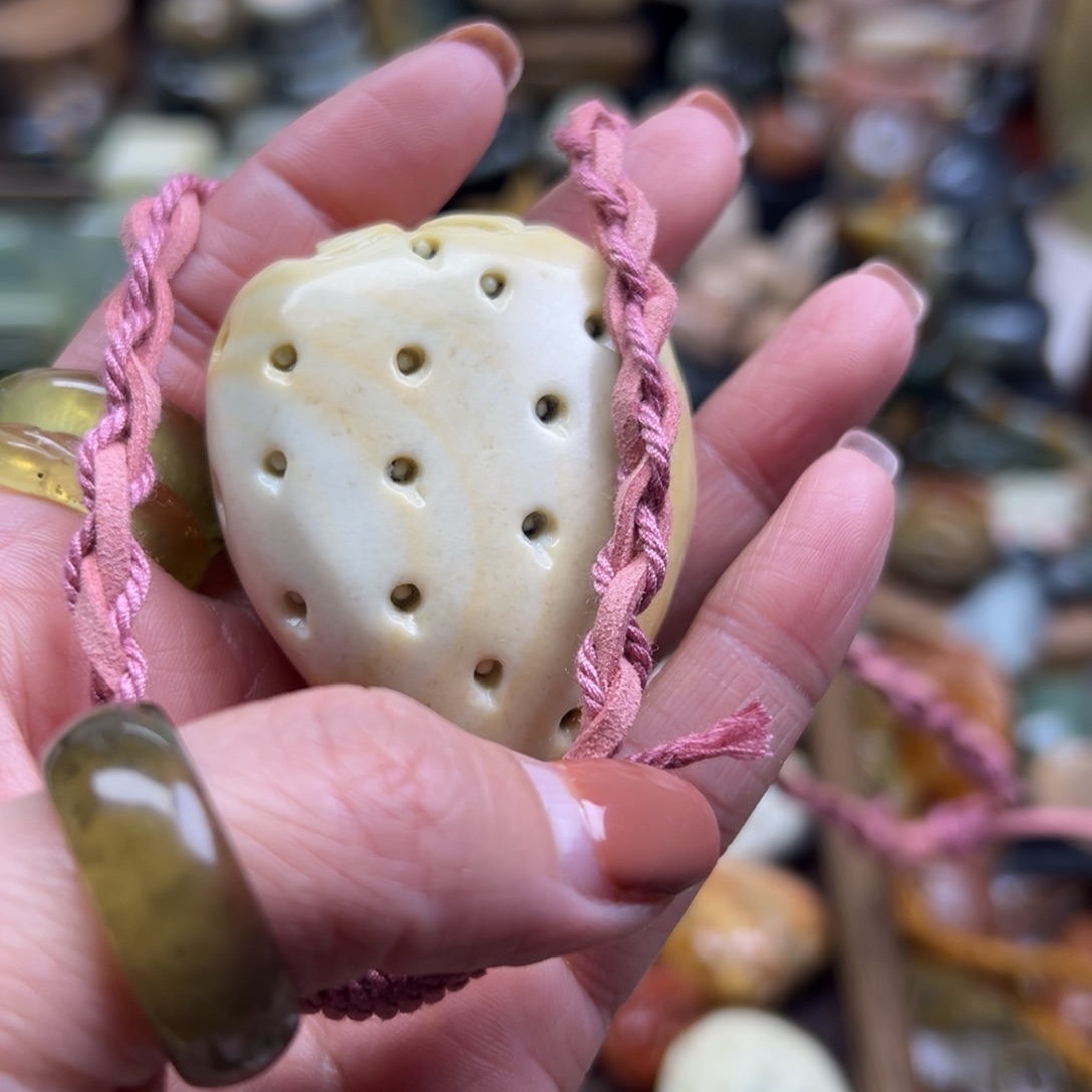 賈***岫玉未镶嵌颈饰辽阳料大草莓