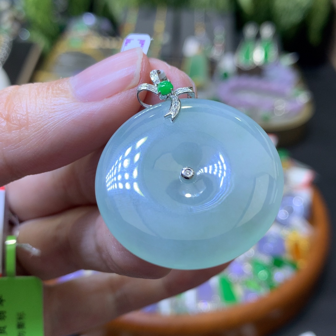 颈饰18K金镶嵌翡翠