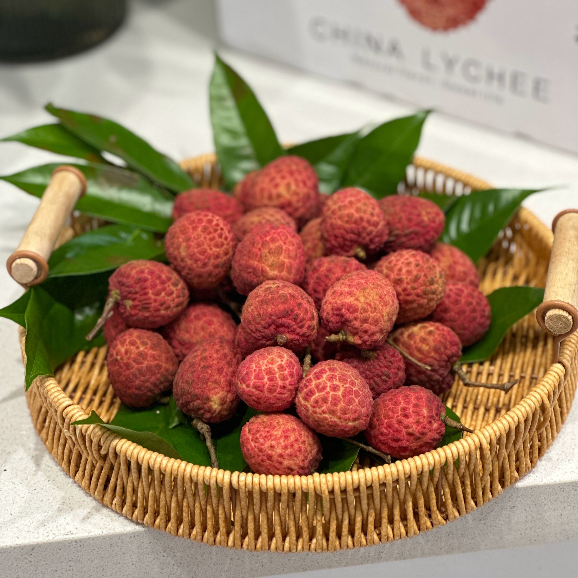 仙进奉荔枝礼盒2斤装大果； “荔枝皇后”  晚熟荔枝的出色代表，汁水饱满似果冻，有蜜香味！荔枝同城送