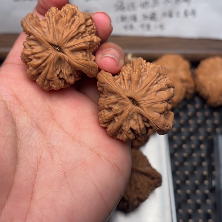 旅***景麦穗虎头文玩核桃