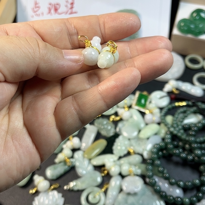 翡翠未镶嵌吊坠(赠链)