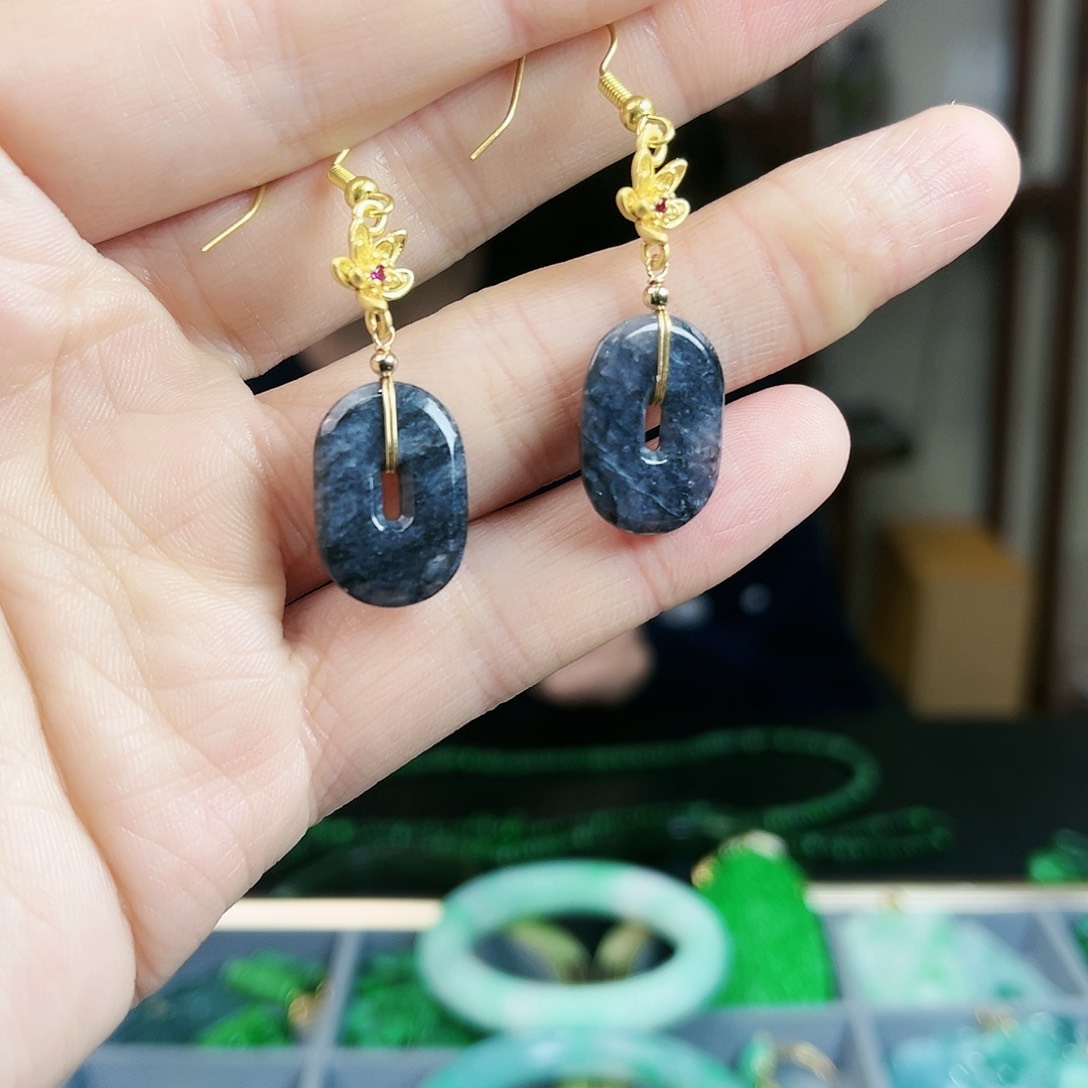 翡翠颈饰未镶嵌耳饰