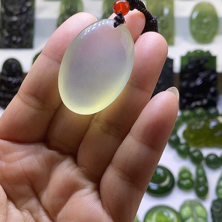 蛇纹石玉颈饰未镶嵌