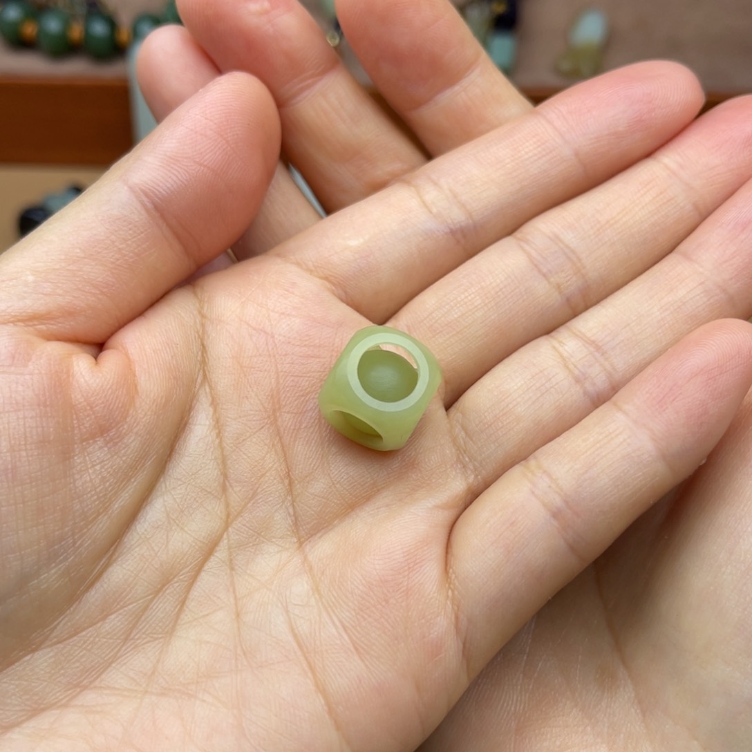 和田玉颈饰未镶嵌沈***童