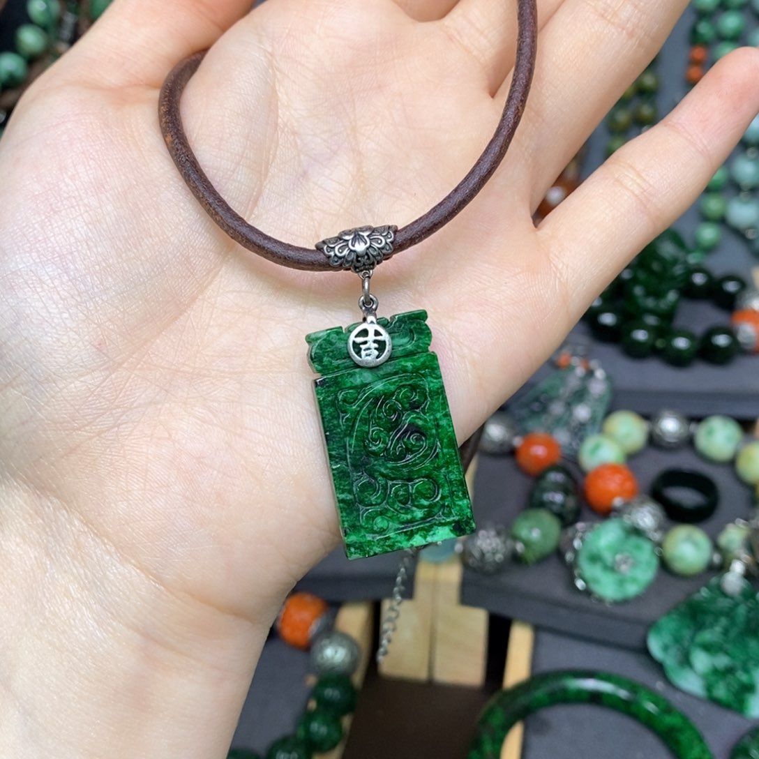 翡翠颈饰未镶嵌漂亮美眉