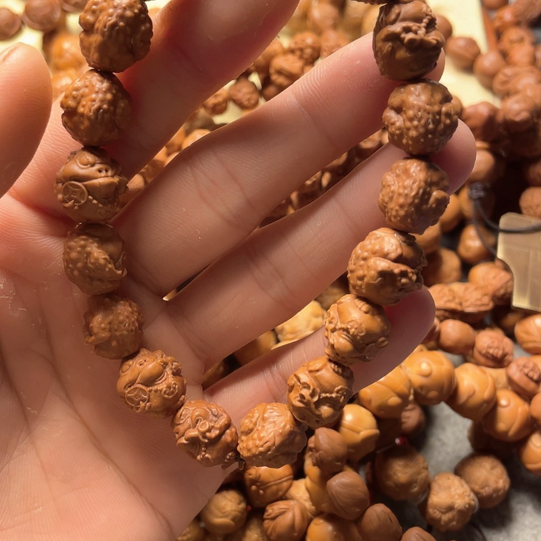 龙纹桃核雕刻烟斗金蟾