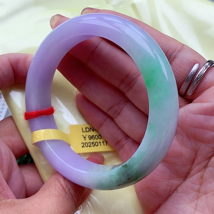 翡翠手镯未镶嵌翡翠