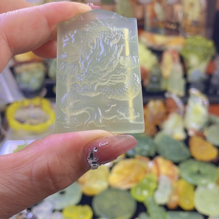 蛇纹石玉颈饰合金