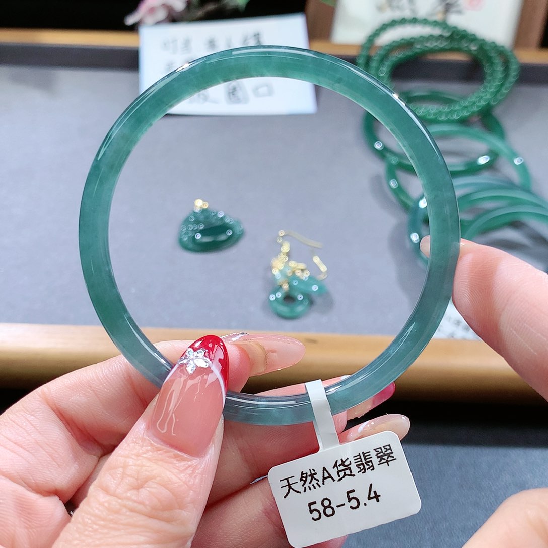 翡翠手镯（圆镯）未镶嵌