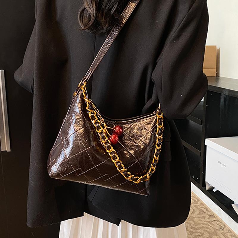 包包女2024新款油蜡皮小香风菱格链条水桶包时尚大容量单肩斜跨包