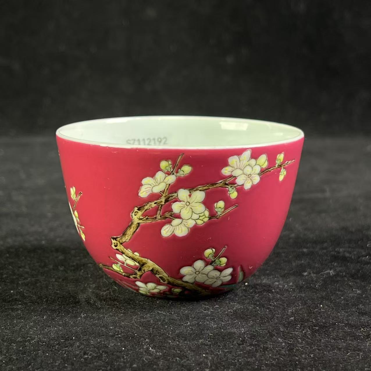 Y胭脂红地粉彩梅花纹卧足杯