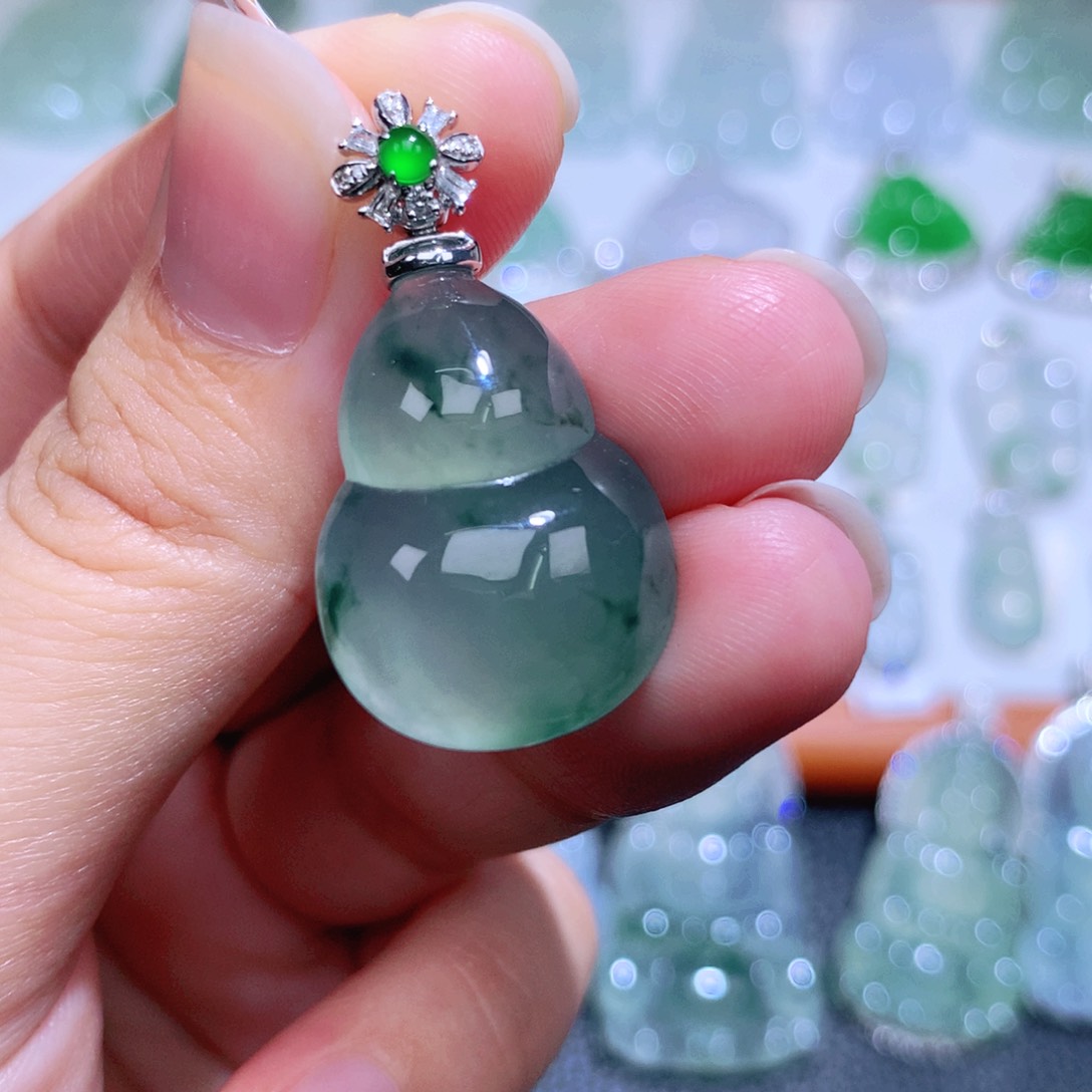 颈饰18K金镶嵌翡翠葫芦