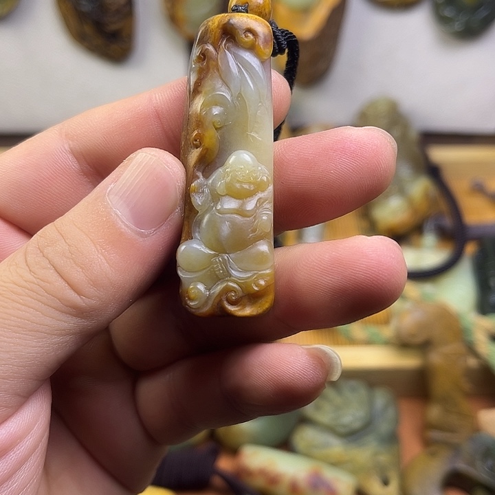 未镶嵌岫岩河磨玉（透闪石质玉）挂件