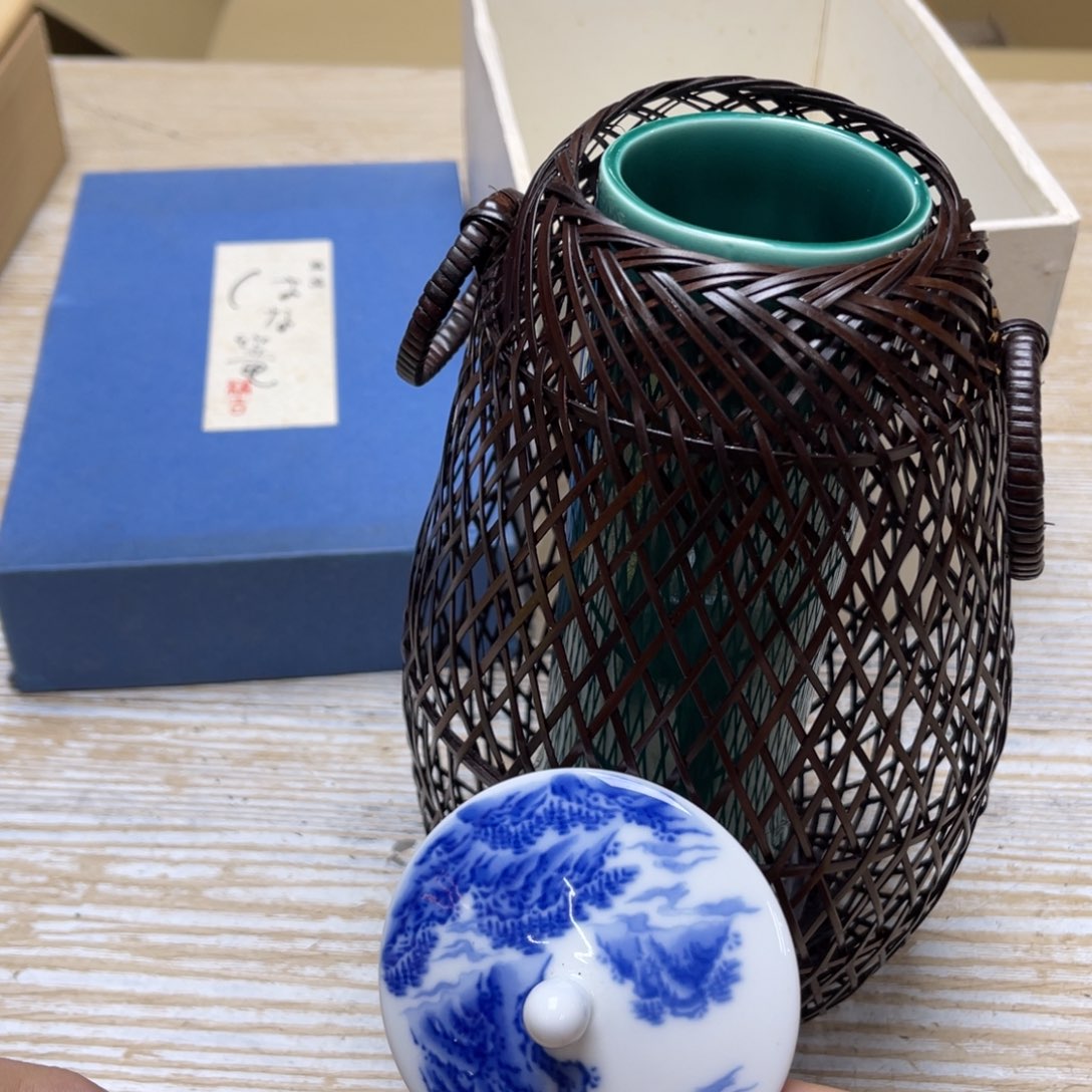 瓷片密密麻麻地排列着一个