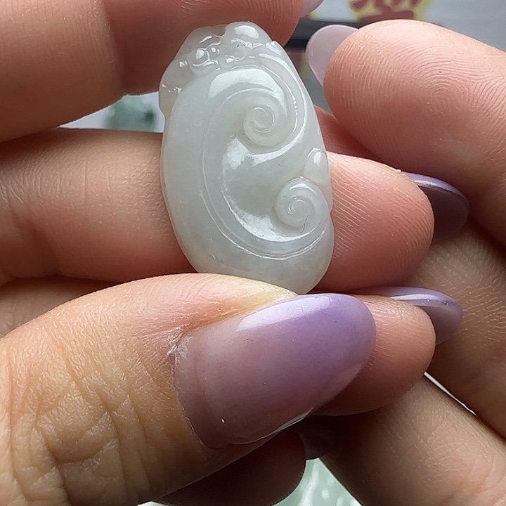 翡翠未镶嵌颈饰如意