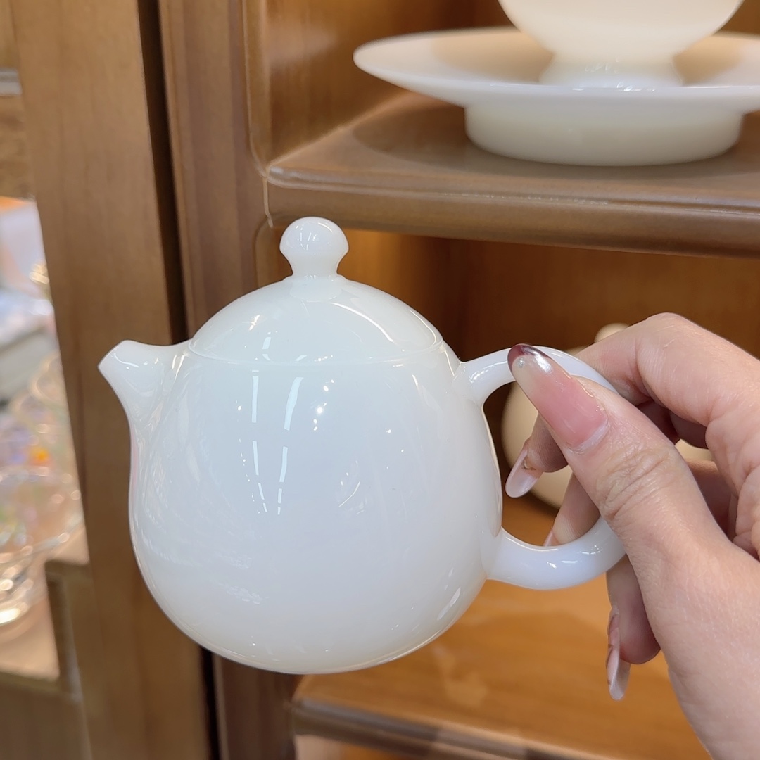 听***者茶杯里放的东西太少