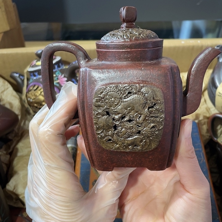 紫砂茶壶原矿泥料，纯手工制作的一把紫砂壶。