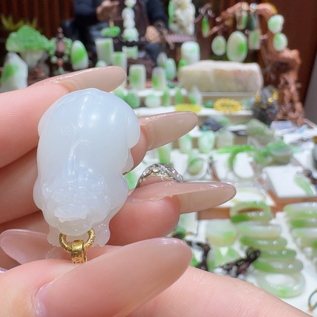 和田玉俄白貔貅18K金镶嵌