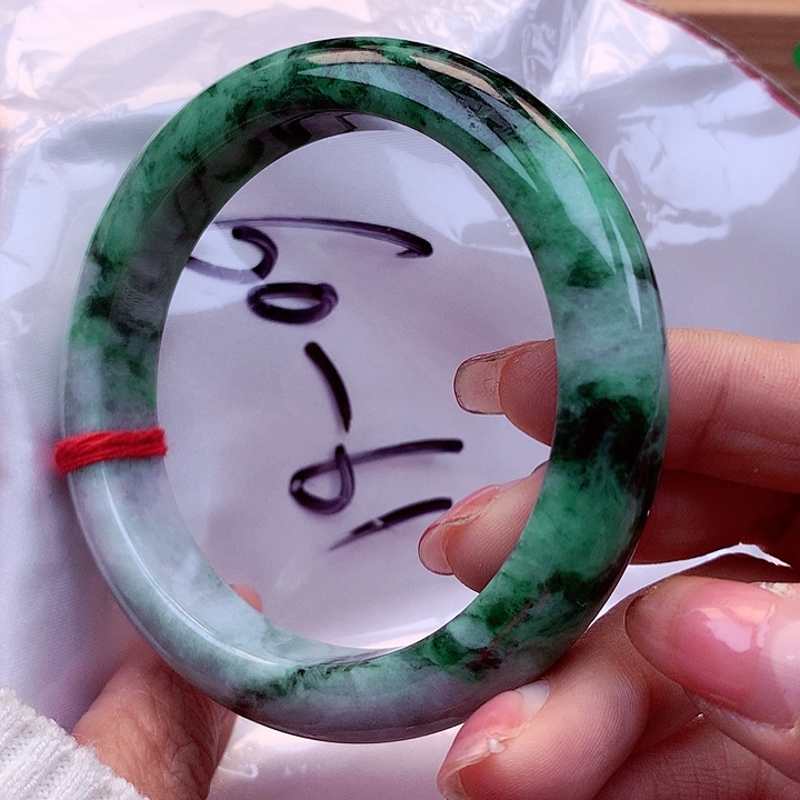 翡翠手镯未镶嵌翡翠