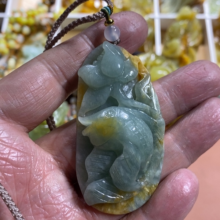 蛇纹石玉颈饰未镶嵌