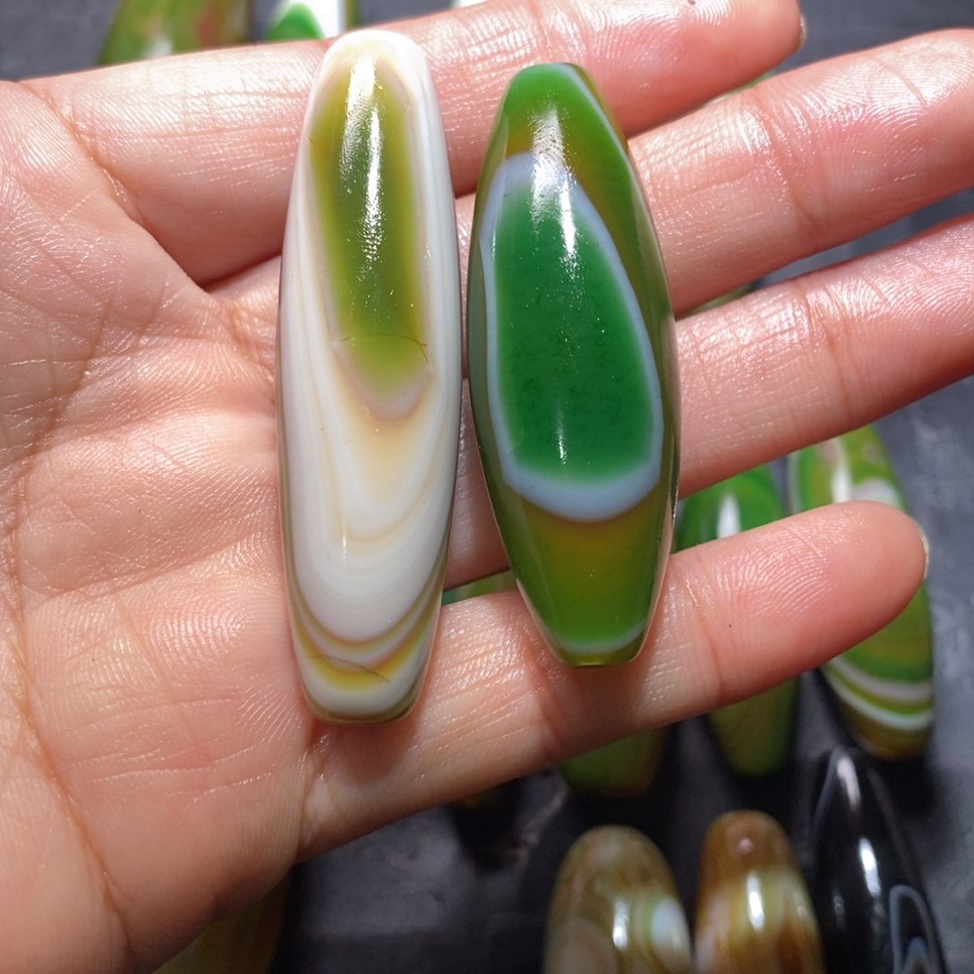 颈饰未镶嵌石英质玉狼*