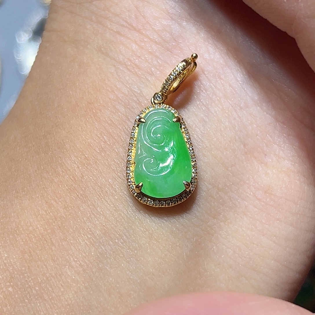 @***儿翡翠18K金镶嵌颈饰