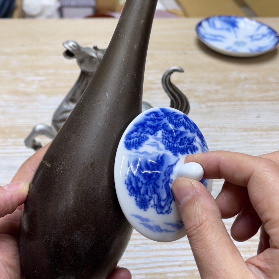 瓷片一****生密密麻麻地排列着