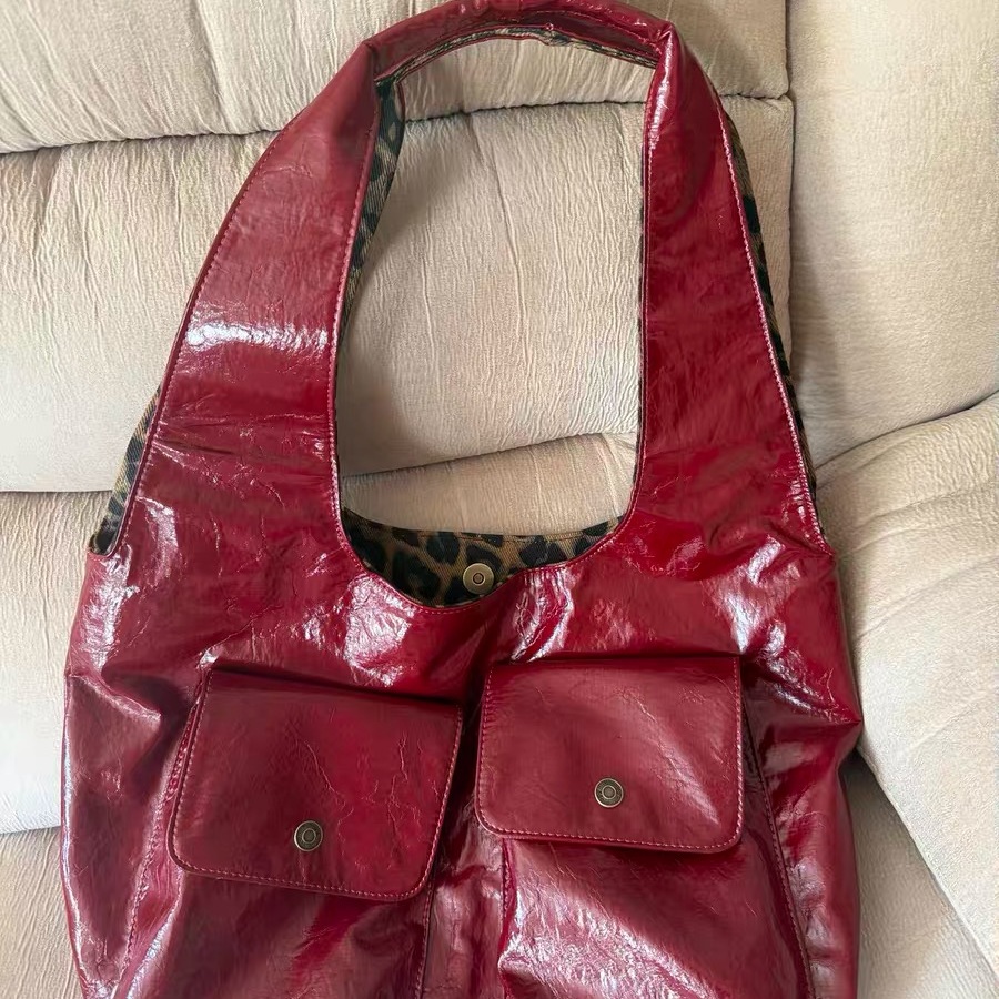 今年流行时髦豹纹油蜡皮腋下包时尚潮流多口袋质感纸折纹理手提包