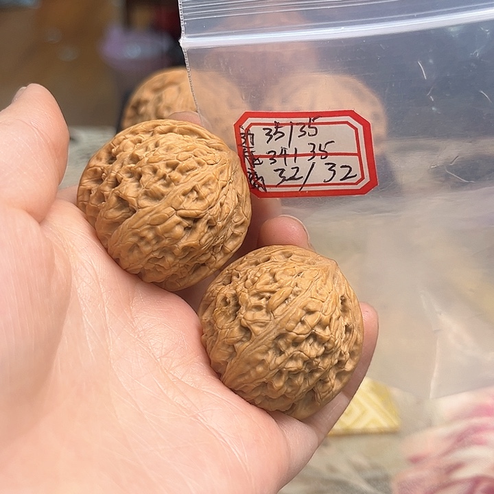 文玩核桃吊坠密纹狮子头