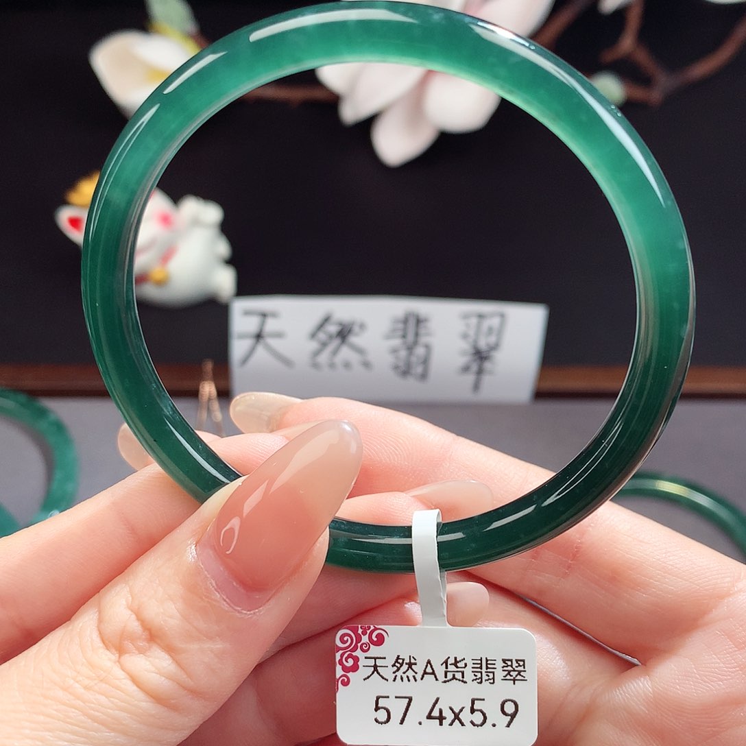 翡翠手镯（圆镯）未镶嵌燕*