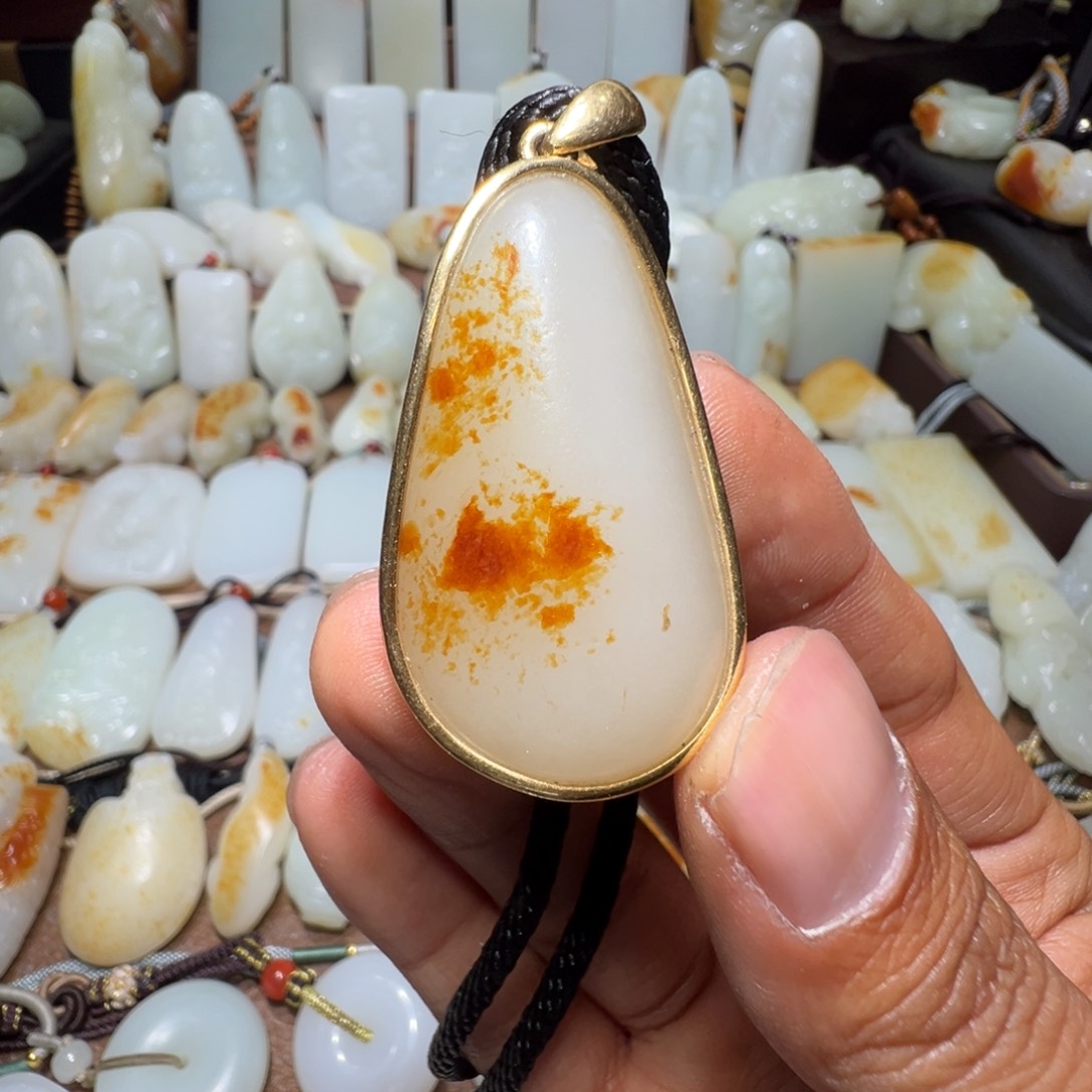 和田玉吊坠(不含链)18K金镶嵌盛*