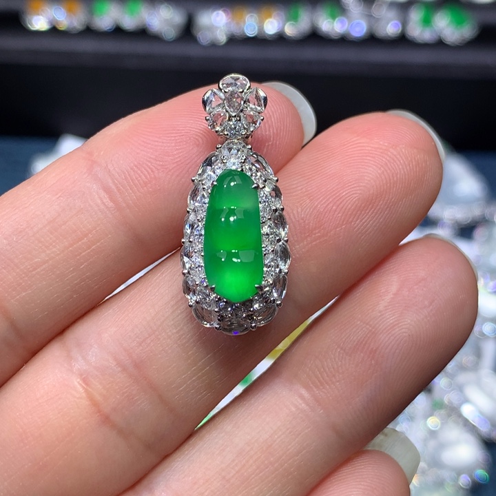 翡翠颈饰18K金镶嵌冰绿福豆