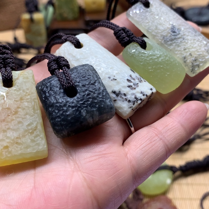 蛇纹石玉颈饰未镶嵌小****?