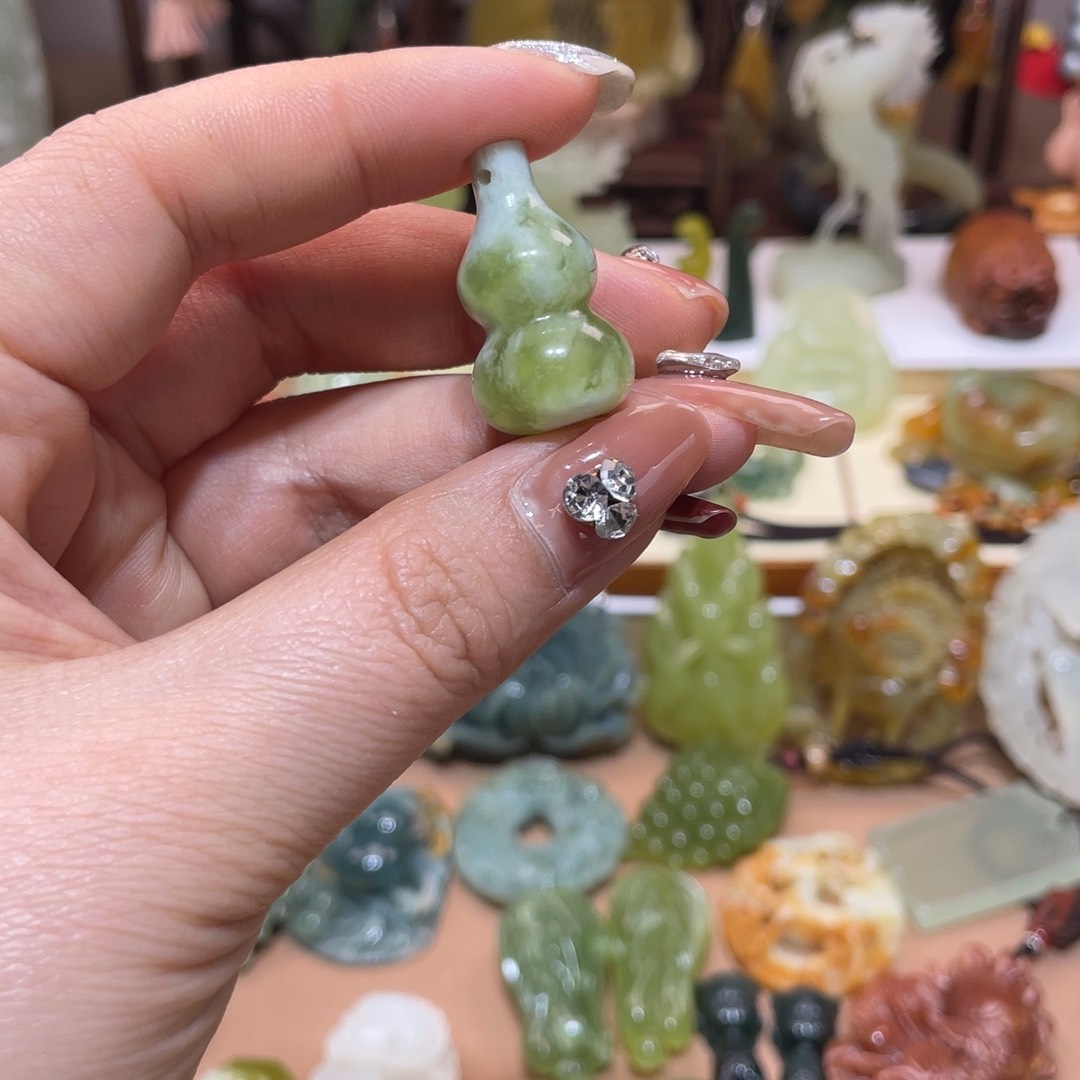 蛇纹石玉颈饰未镶嵌