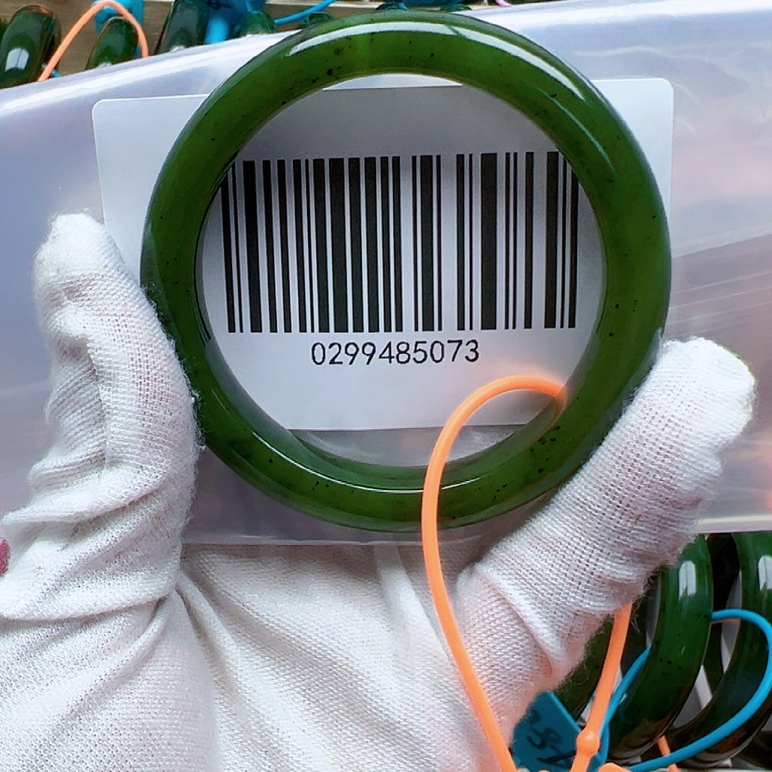 水***妹和田玉未镶嵌手镯