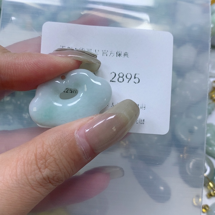 翡翠挂件未镶嵌翡翠