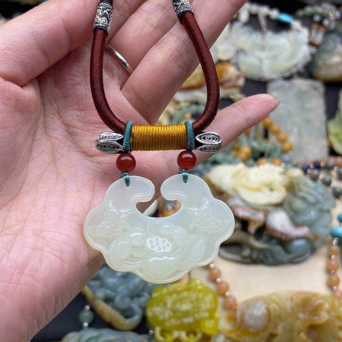 蛇纹石玉颈饰未镶嵌