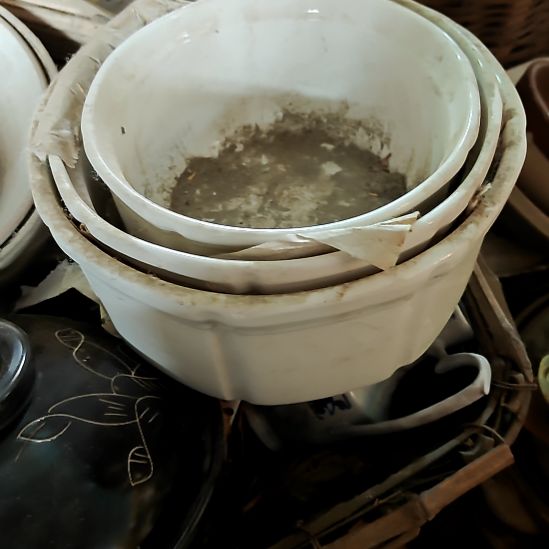 绿泥盘子碗茶壶啥都有