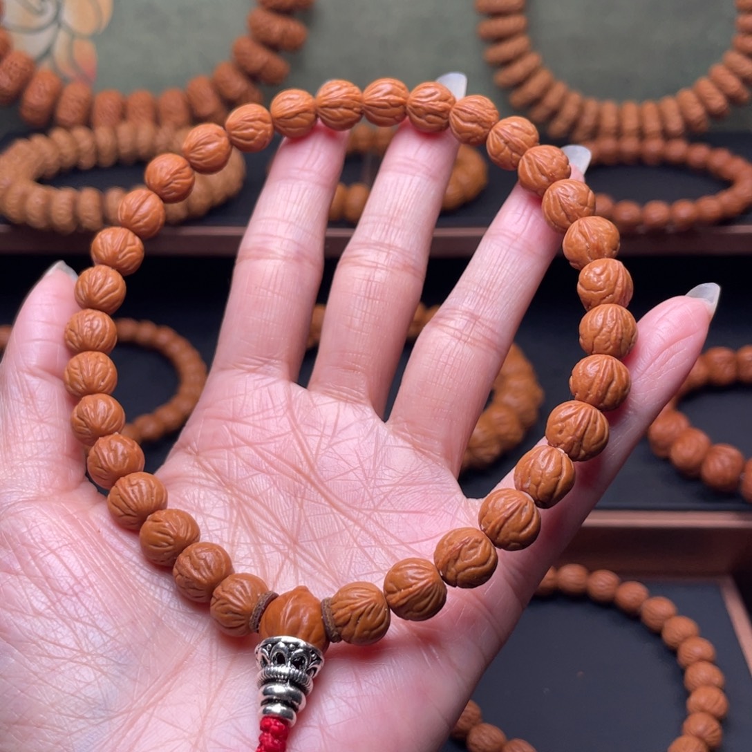 鹏***腾桃核吊坠0.95玉龙脊