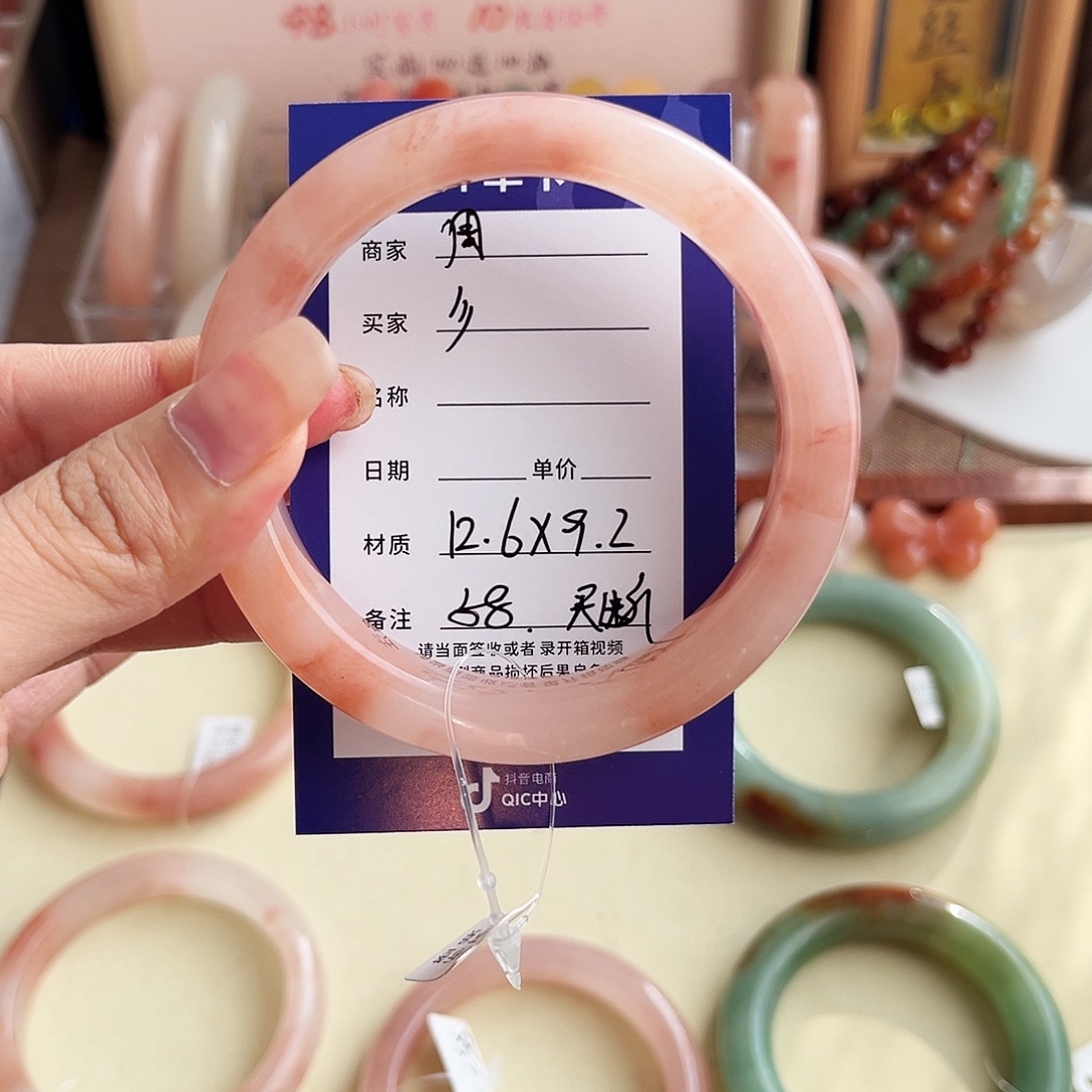 彡***。石英质玉未镶嵌手镯