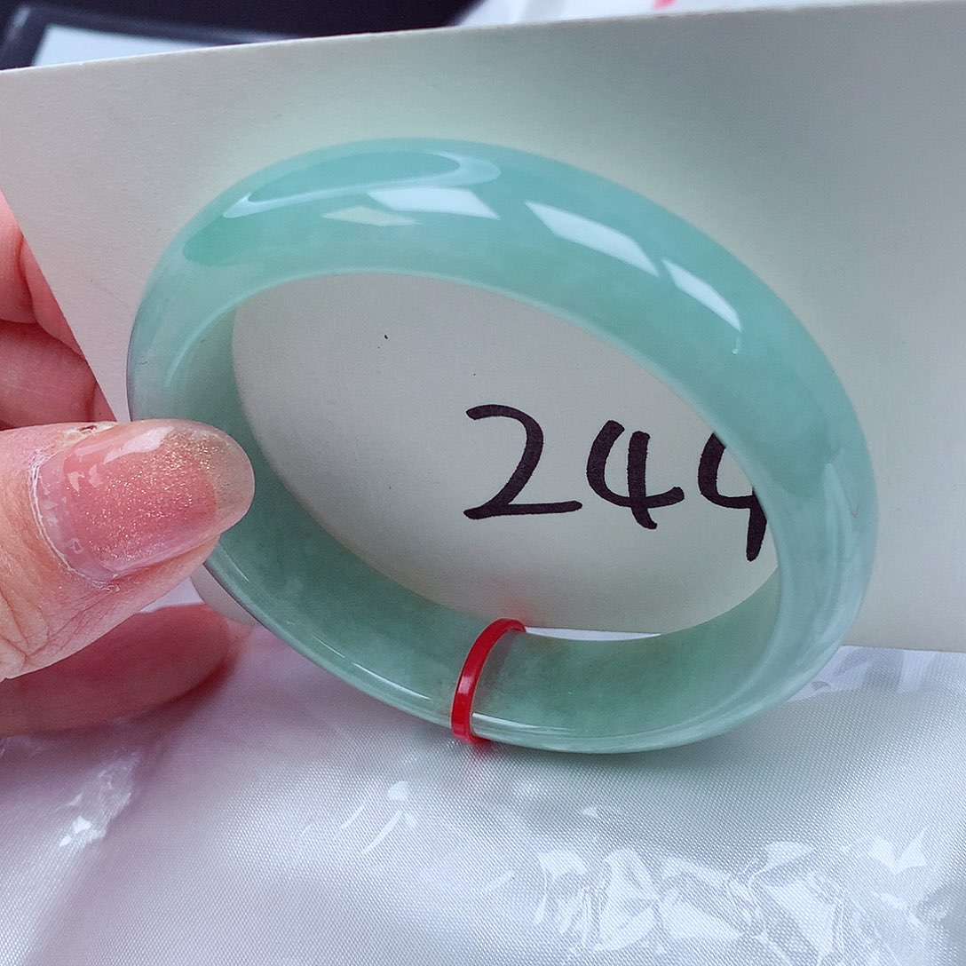 翡翠手镯未镶嵌翡翠