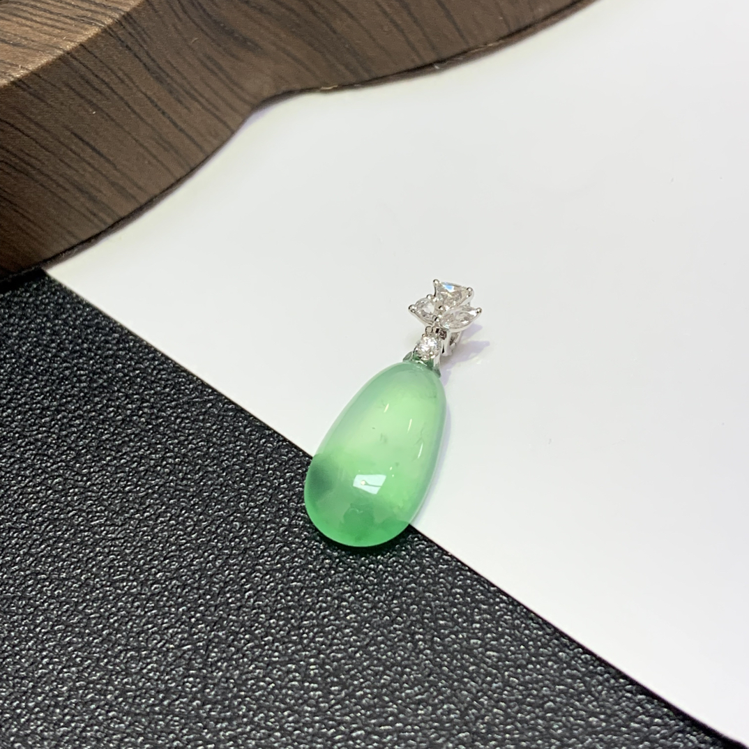 高冰种飘绿福瓜金伴钻18k镶嵌