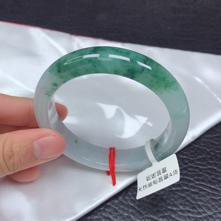 翡翠手镯未镶嵌。