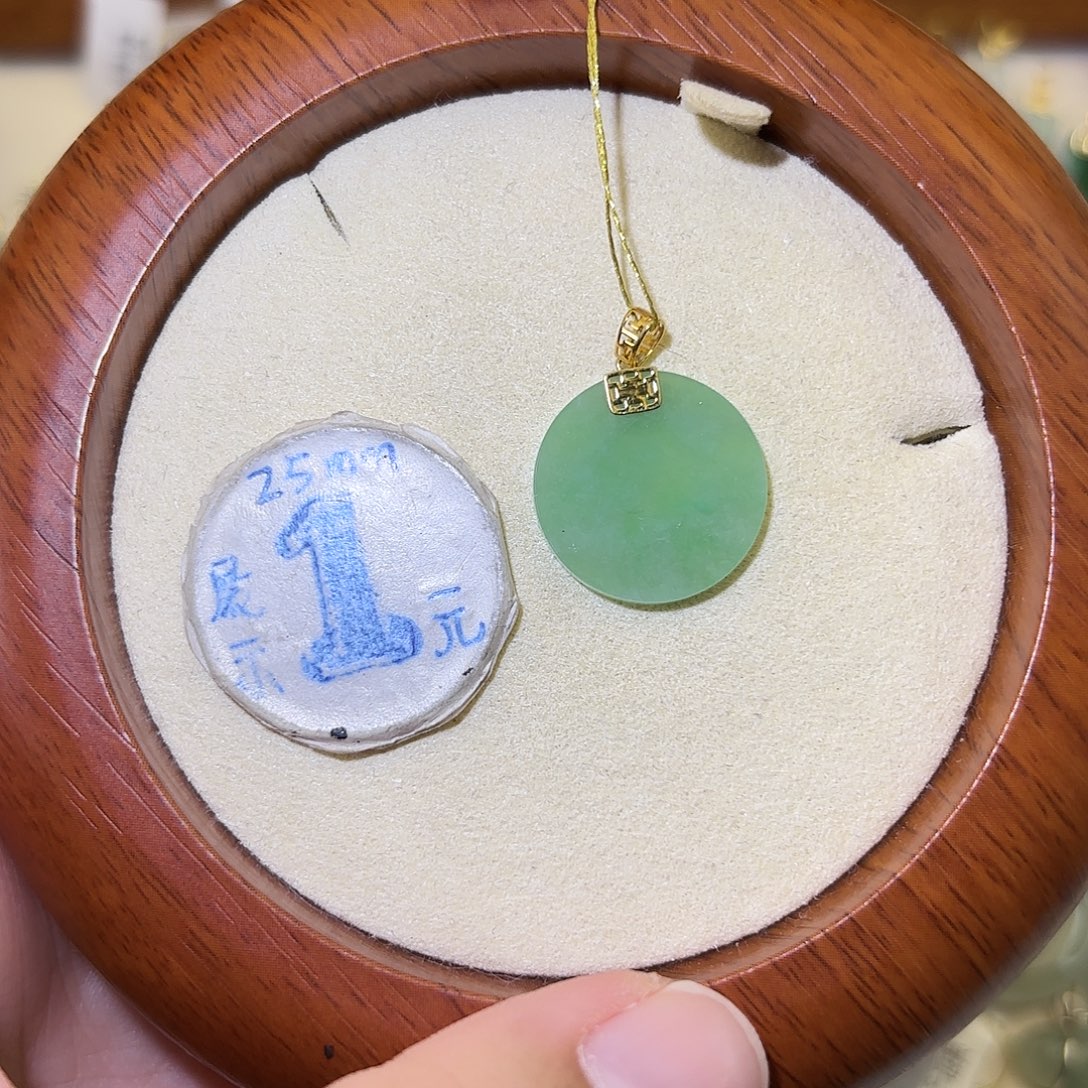 白***翡翠18K金镶嵌颈饰无事牌