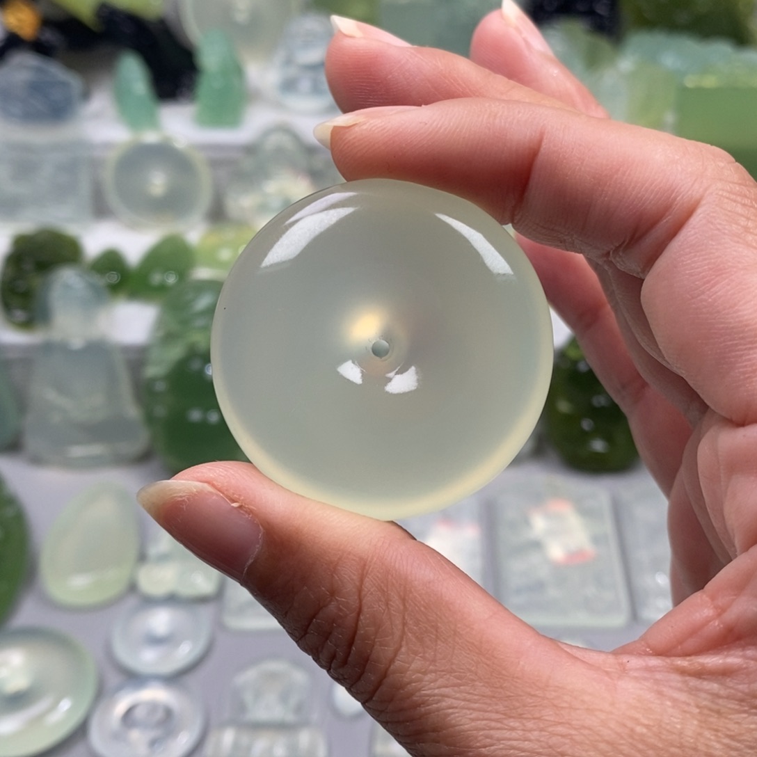 栀***花蛇纹石玉未镶嵌颈饰