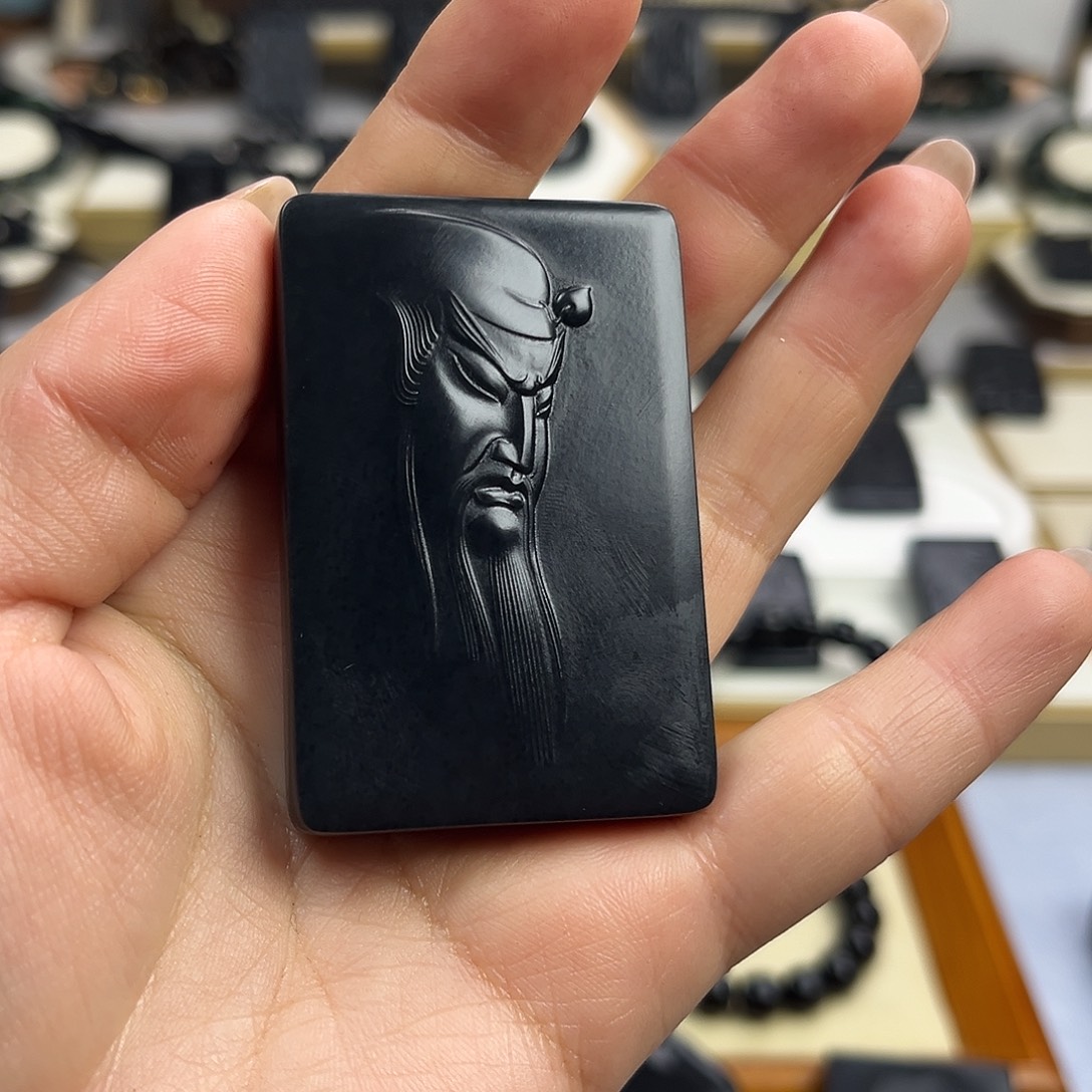 和田玉（墨玉）未镶嵌颈饰46关公