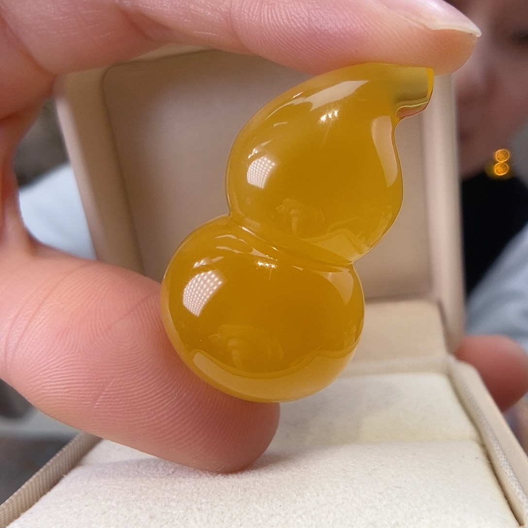 琥珀颈饰未镶嵌葫芦