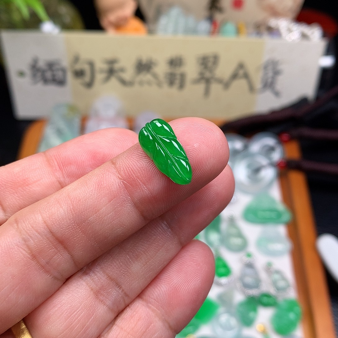 翡翠裸石缅甸天然A货翡翠阳绿叶子