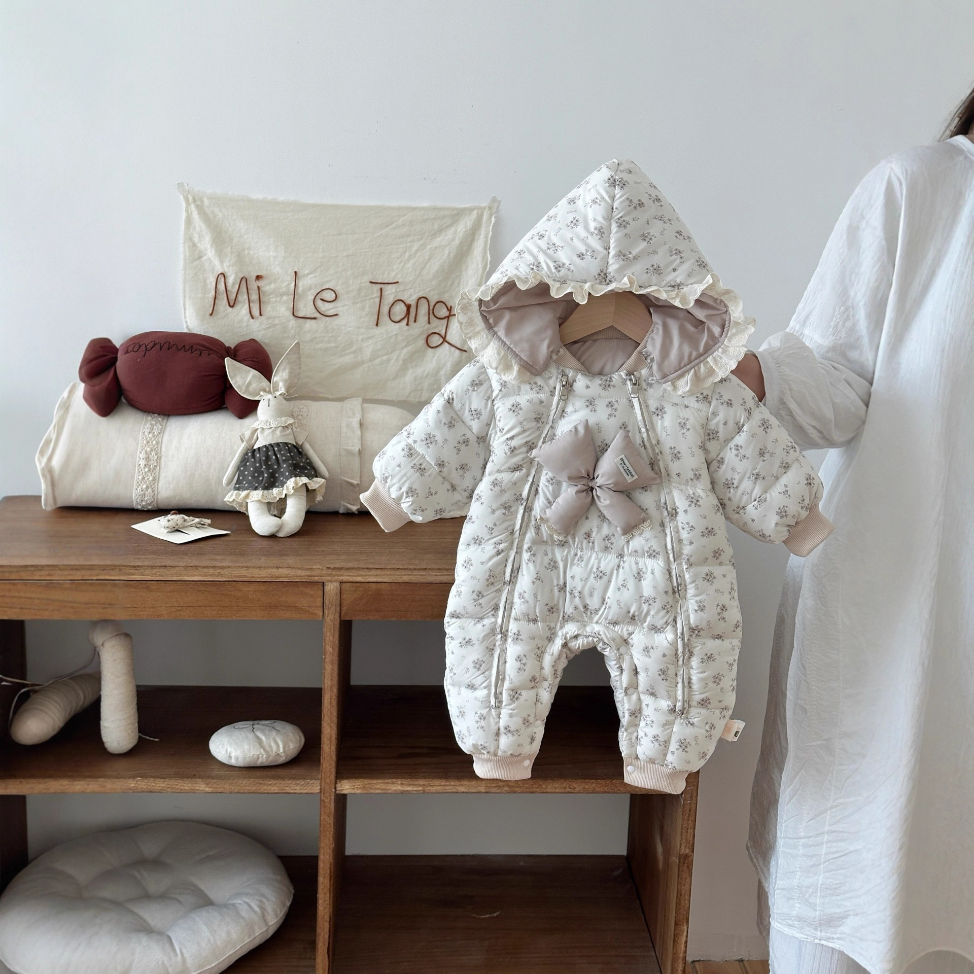 婴幼儿新生女宝宝羽绒服连体衣冬季白鸭绒加厚连帽外出爬服9924
